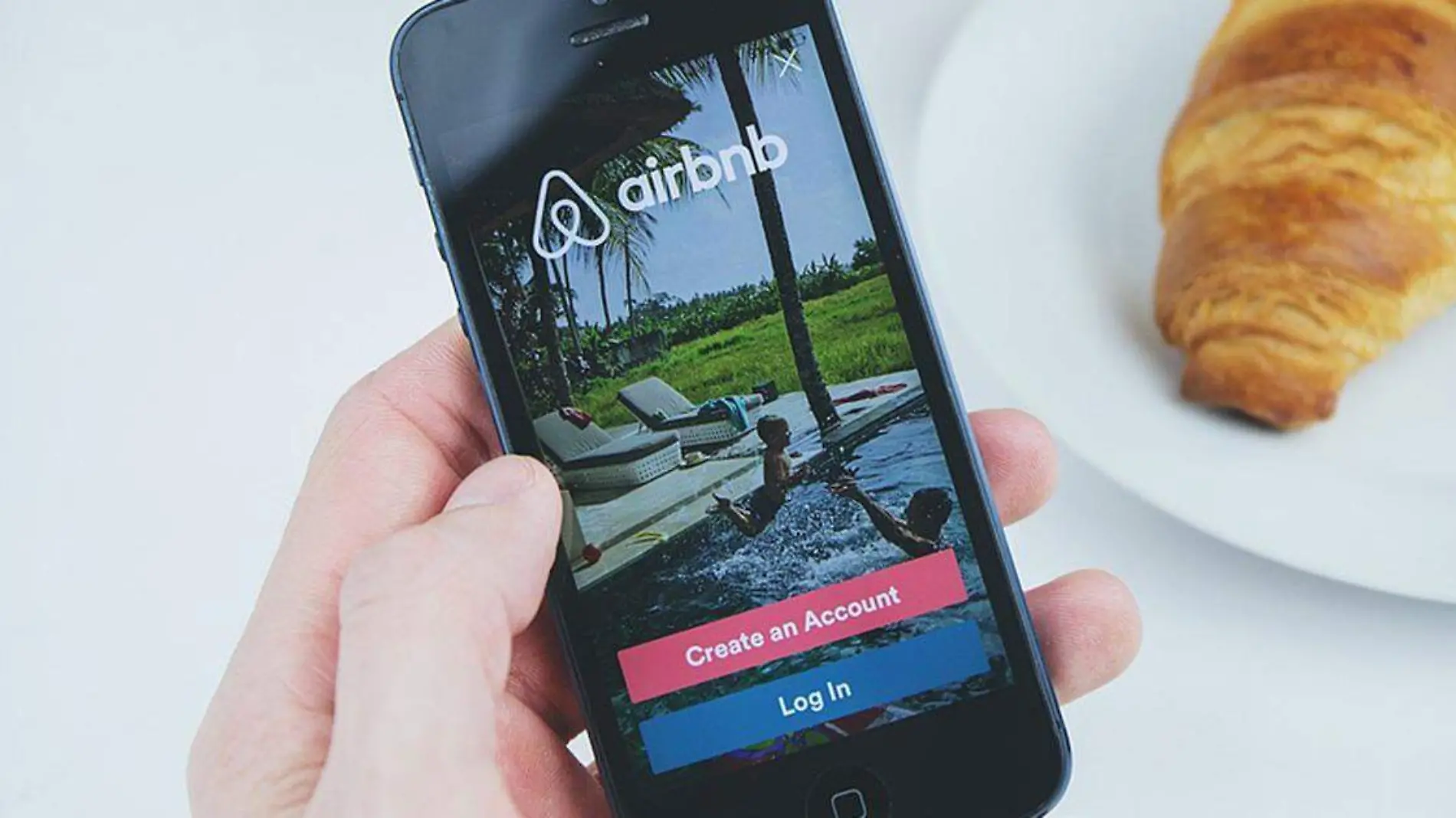 La reforma busca que Airbnb, Booking y Tripadvisor, retengan el impuesto respectivo del 3 por ciento